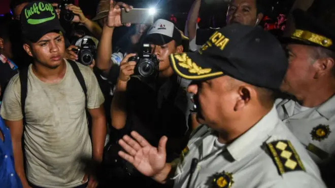 La policía detiene a los migrantes en su camino hacia EE.UU. desde varios países centroamericanos.