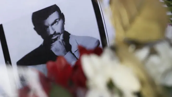 悼念民众在乔治·迈克尔牛津郡家门外留下的照片（26/12/2016）