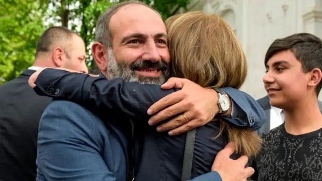 Ermənitsan Baş naziri Nikol Paşinyan Xankəndi/Stepanakertdə yerlilərlə görüşərkən. 9 may, 2018.