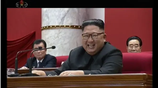 나흘째 전원회의 주재한 뒤 활짝 웃는 김정은