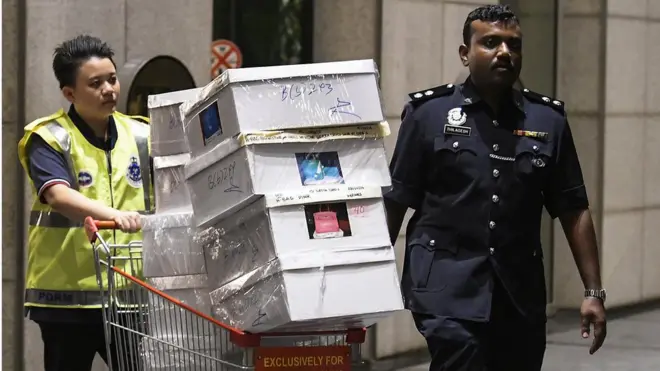 Petugas tambak membawa barang-barang dari apartemen mewah yang dikaitkan dengan Najib Razak.