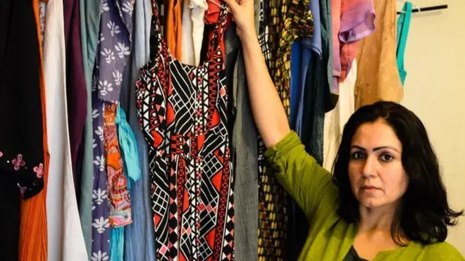 जसमीन पाथेजा यौन उत्पीड़न की शिकार महिलाओं के कपड़े दिखाती हुई