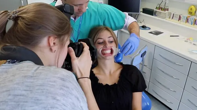 Больничный фотограф делает крупный план рта пациента