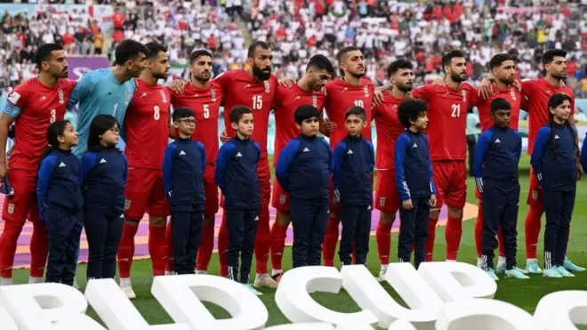 صمت جميع لاعبي منتخب إيران أثناء عزف النشيد الوطني لبلادهم قبيل مباراة إنجلترا في استاد خليفة الدولي في الدوحة