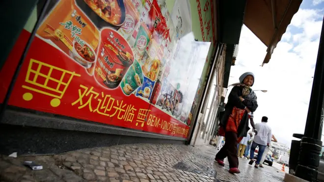 葡萄牙一处市场里的中文广告。经历主权债务危机之后，来自中国的金融产品受到葡萄牙等国家的欢迎。