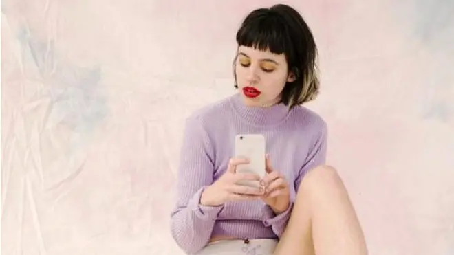 Algunas fotoscrazy777la poeta Rupi Kaur que ilustraban la menstruación femenina con naturalidad también fueron censuradas en Instagram.