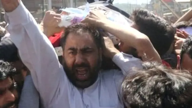 કશ્મીરમાં CRPF ના વાહન નીચે આવી ગયેલા યુવાનની અંતિમયાત્રા