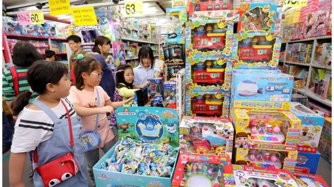 어린이날을 앞두고 대형마트에서 장남감을 보고 있는 어린이들