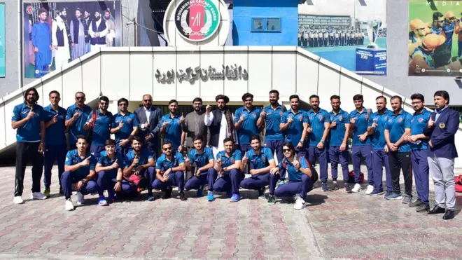 ملي لوبډله کې یو شمېر ځوان او ډېری پخواني لوبغاړي شامل دي