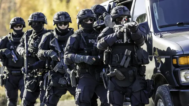 La broma conlleva el despliegue de equipos de seguridad especiales.