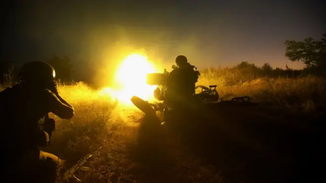 Украинские военные ведут огонь