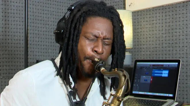 Alain Rodrigue Oyono jouant au saxophone