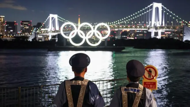 Cincin Olimpiade dengan Jembatan Pelangi di latar belakang Taman Laut Odaiba, Tokyo, Sabtu (17/07).