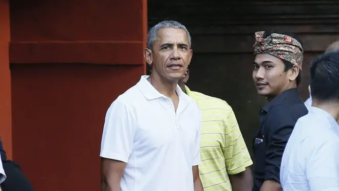 Barack Obama, yang tengah berlibur di Indonesia, secara global jauh lebih populer dibandingkan penggantinya, Donald Trump.