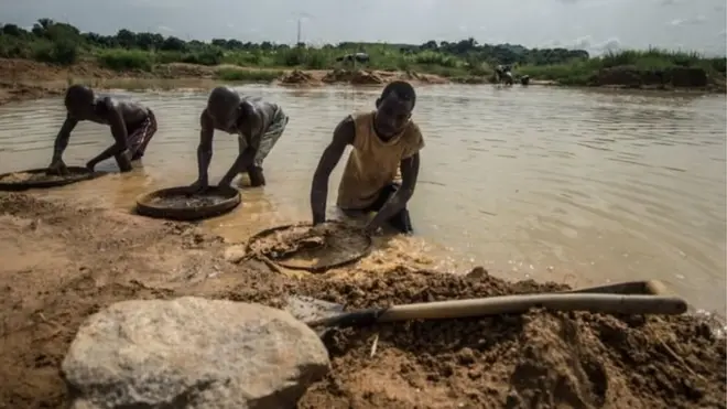 د سیرالیون په هغه سیمه کې، چې پریمانه الماس په کې موندل کېږي ډېر کسان په خپل سر د الماسو لټون کوي.