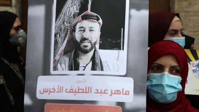 متظاهرون خلال مسيرة للتضامن مع ماهر الأخرس في مدينة غزة