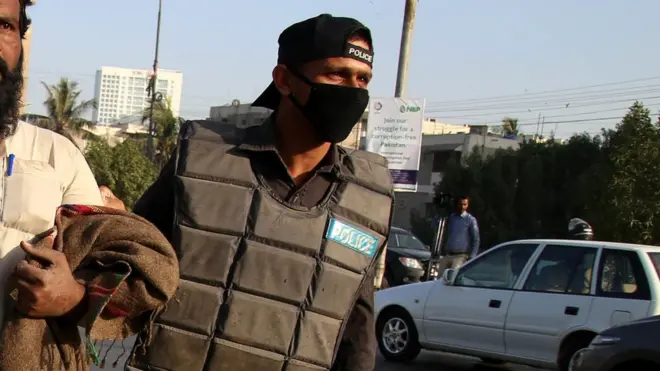 ایس ایچ او گلستان جوہر نے بی بی سی کو بتایا کہ 14 سالہ طالب نے اپنے والد سے شکایت کی تھی کہ قاری محمد سلیم نے اس کے ساتھ زیادتی کی ہے