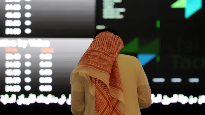 Harga minyak dunia diperkirakan akan naik setelah produksi minyak Arab Saudi berkurang.