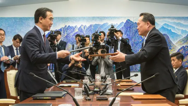 남북고위급회담 결과물인 공동보도문 교환하는 남북대표들