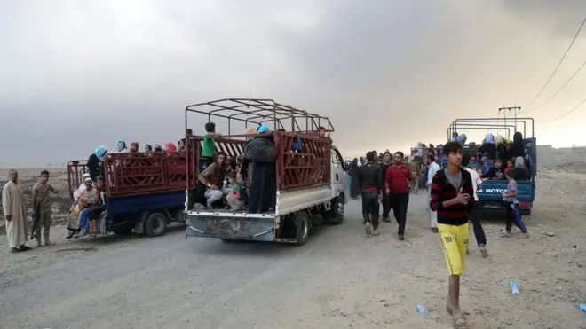 Dadka waxay u qaxayaan dhanka Suuriya oo Daacish ay maamusho