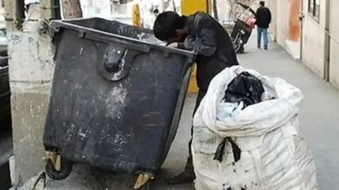رسانه های ایران می گویند زباله گردی افراد به یکی از صحنه های روزمره در این کشور بدل شده است
