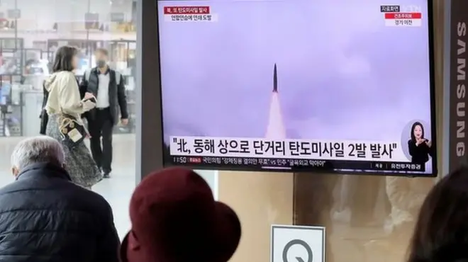 지난 14일 서울역 대합실에서 시민들이 북한의 단거리 탄도미사일(SRBM) 발사 관련 뉴스를 바라보고 있다. 북한은 14일 SRBM 2발을 발사한 데 이어 16일에는 대륙간 탄도미사일(ICBM) 1발을, 19일에는 SRBM 1발을 발사했다