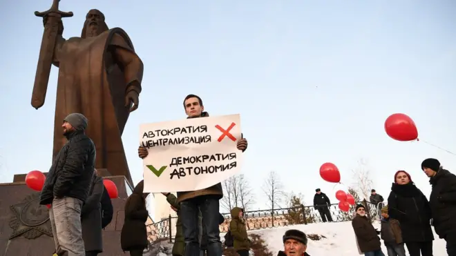 В понедельник на митинг против отмены прямых выборов в городе собрались несколько тысяч человек