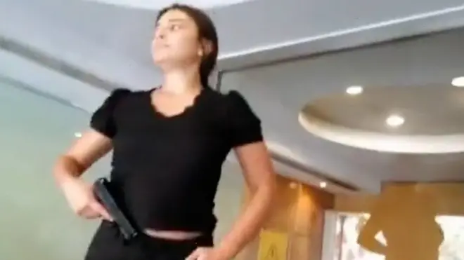 الفتاة التي سرقت أموالها من البنك