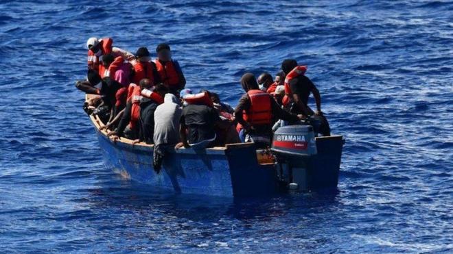 Una embarcación con migrantes en el Canal de la Mona