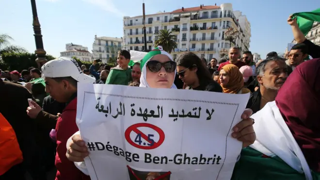 متظاهرون جزائريون يطالبون بتغيير فور في السلطة