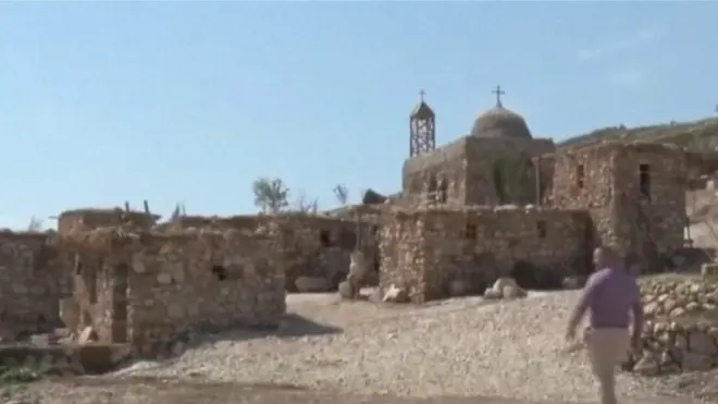 فنان عراقي يعيد بناء قرية قوش التاريخية