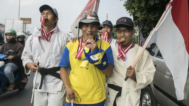 Sejumlah atlet peraih medali Peparnas XV Jawa Barat melakukan aksi jalan kaki menuju Jakarta dari Bandung, Jawa Barat, Sabtu (4/8). Mereka berencana mengembalikan medali emas dan perak yang diraih saat Peparnas XV pada Presiden Jokowi karena kasus pemotongan bonus dan wajib setor 25 persen ke National Paralympic Comittee Indonesia Pusat dan Jawa Barat.