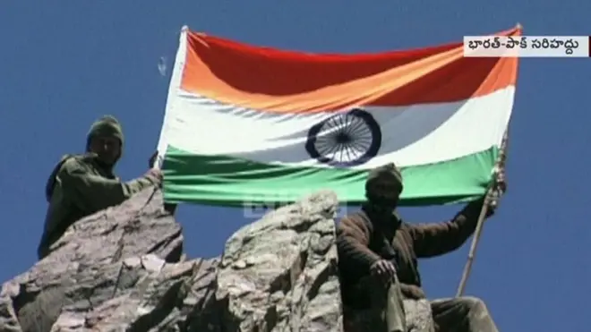 యుద్ధంలో విజయం సాధించిన తర్వాత భారతీయ జెండాతో సైనికులు