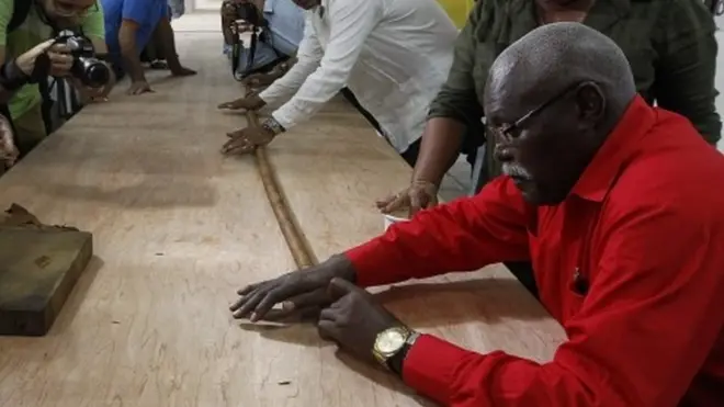 ose Castelar Cairo, known as "Cueto" (R), presents to the public the world"s longest cigar in Havana, Cuba, 12 August 2016
