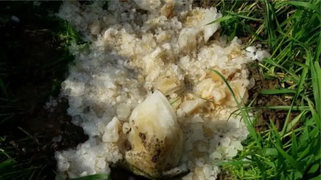 ก้อนน้ำแข็งประหลาดหนักราว 10-12 กิโลกรัม ตกลงมากลางหมู่บ้านแห่งหนึ่งในรัฐหรยาณาของอินเดีย