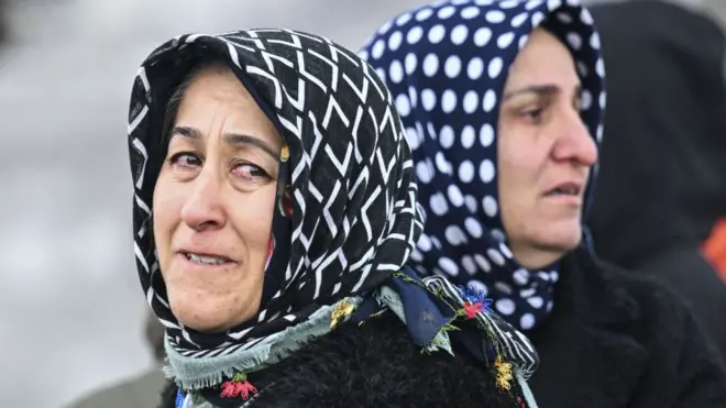 ढिगाऱ्यांमधून वाट काढत कुटुंबीयांना शोधणारे भेदरलेले चेहरे आणि तडफड