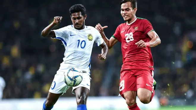 Pada pertengahan babak pertama, praktis lapangan tengah dikuasai pemain gelandang Indonesia, sehingga memaksa pemain Malaysia lebih memanfaatkan tendangan melambung ke pemain-pemain sayapnya.