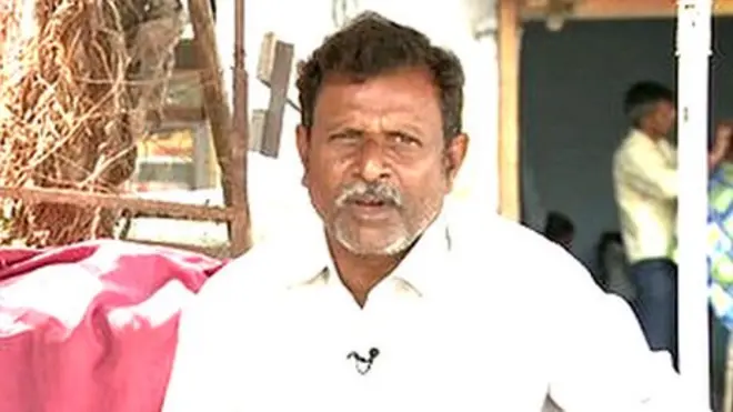 કનુ રાઠોડે મૃત ગાય ઉઠાવવાનું કામ બંધ કરીને ગામ છોડી દીધું છે હવે તે બૂટ પોલીશ કરીને રોજગારી મેળવે છે