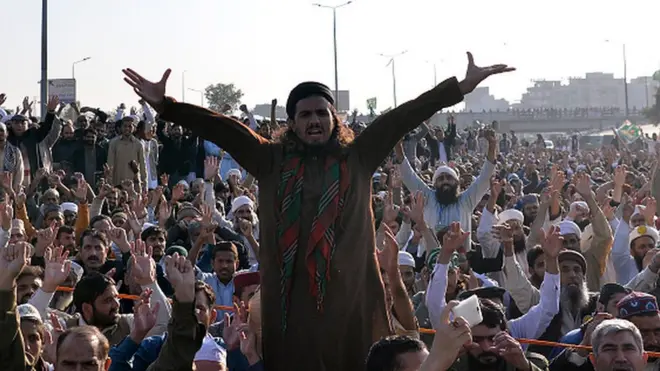 اہرین کا کہنا ہے کہ جب تک وفاقی وزیر قانون زاہد حامد کو ان کے عہدے سے نہیں ہٹایا جاتا اس وقت تک مذاکرات میں پیش رفت ممکن نہیں ہے۔