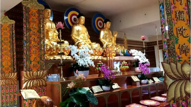 Bên trong một ngôi chùa Phật giáo châu Á ở Paris, Pháp