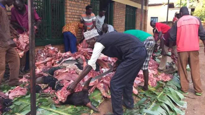 I Mabare, kuri uyu wa mbere bari guha abaturage inyama z'umunsi mukuru ku buntu