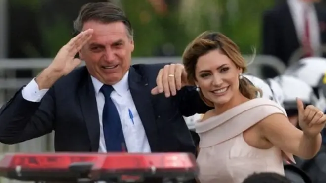 ब्राज़ीली राष्ट्रपति बोलसोनारो अपनी पत्नी के साथ