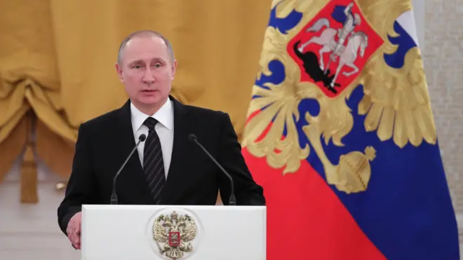 Владимир Путин считает, что получение российского гражданства должен сопровождать "торжественный акт"