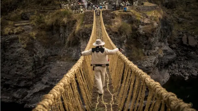 ድልድዩን ሲያቋርጥ