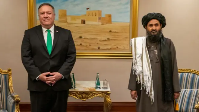 El entonces secretario de Estado, Mike Pompeo, y Abdul Ghani Baradar se reunieron en septiembre de 2020 en Doha.