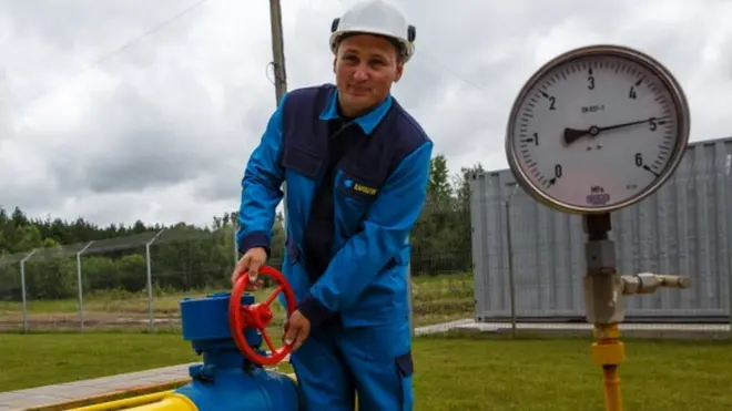 Робітник на газорозподільчій станції