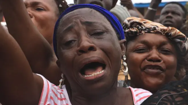 Une femme pleure à l'église de TB Joshua