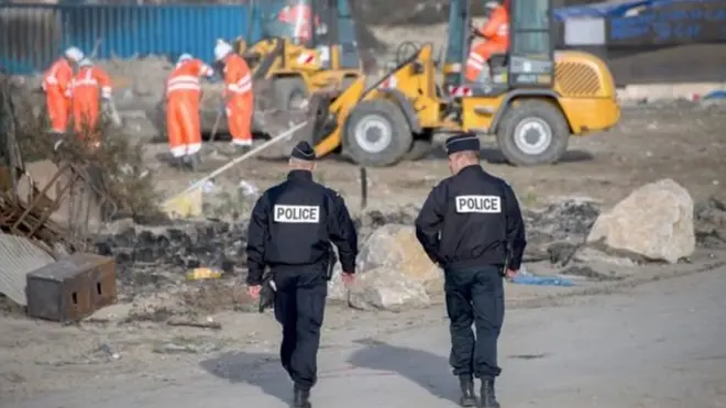 لا زالت عمليات إزالة أنقاض مخيم الغابة في كاليه مستمرة بعد إزالة المخيم