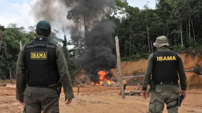 Agentes do Ibama destroem equipamentos apreendidosbetano bonus 100operação contra o desmatamento ilegal na Amazônia