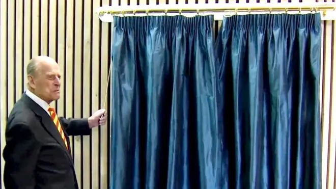 Супруг королевы Елизаветы II, - сам себя назвавший "самым опытным в мире "открывателем меморальных досок", - уходит от дел после 70 лет на королевской службе.